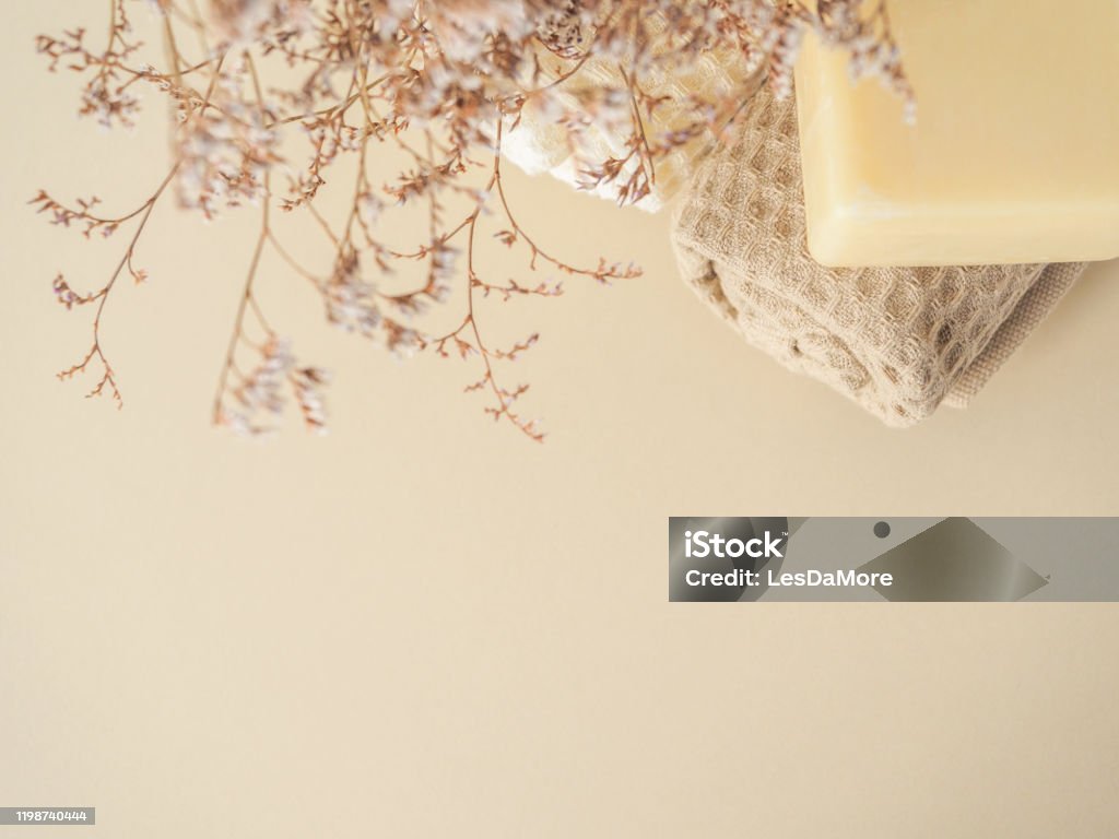 Jabón Hecho A Mano Toallas Y Flores Secas Sobre Un Fondo Beige Espacio Para Texto Foto de stock y más banco de imágenes de Jabón - iStock Jabón Hecho A Mano Toallas Y Flores Secas Sobre Un Fondo Beige Espacio Para Texto Foto de stock y más banco de imágenes de Jabón - iStock