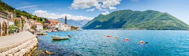 città storica di perast a bay of kotor in estate, montenegro - montenegro kotor bay fjord town foto e immagini stock