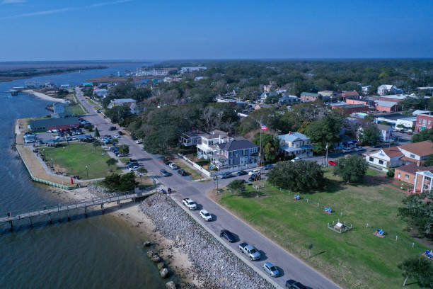 サウスポートncの町の空中写真。 - number of people riverbank beach river ストックフォトと画像