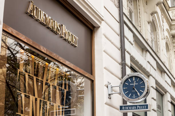 logotipo de audemars piguet en su boutique de joyas en praga. audemars piguet es un relojero suizo de lujo famoso por sus cronógrafos y relojes. - watchmaking fotografías e imágenes de stock