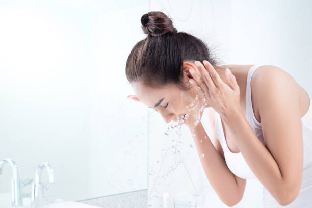 piękna kobieta mycie twarzy w łazience - sky human hand water white zdjęcia i obrazy z banku zdjęć