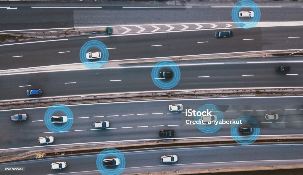 coches inteligentes que conducen en la carretera, vehículos sin conductor - Foto de stock de Coche libre de derechos