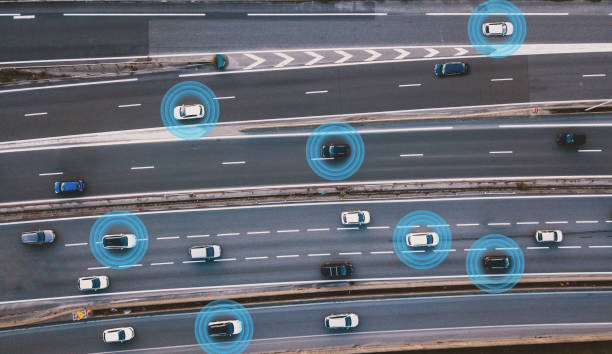 coches inteligentes que conducen en la carretera, vehículos sin conductor - coche del futuro fotografías e imágenes de stock