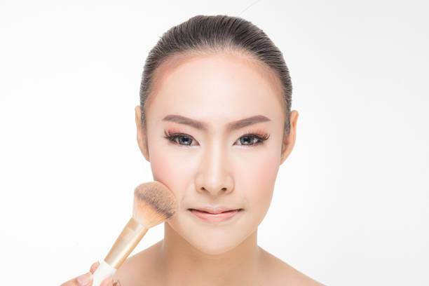 estudio de belleza mujeres. - applying make up flash fotografías e imágenes de stock