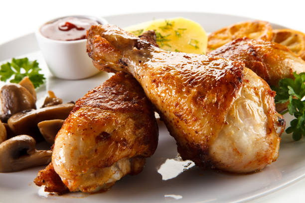 roast chicken drumsticks with boiled potatoes and vegetables - grilled chicken barbecue chicken chicken leg chicken imagens e fotografias de stock