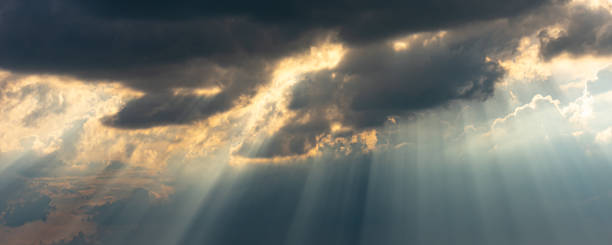 sunrays in the sky with dramatic thunderclouds - cumulus cloud cloud sky only cumulonimbus imagens e fotografias de stock