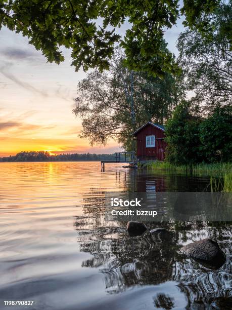 Bild Av Solnedgång Vid Sjön Med Träd Skandinaviskt Trähus Och Blå Himmel-foton och fler bilder på Sommar