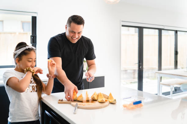 familia que tiene un desayuno saludable en casa con los niños. - polynesian culture fotografías e imágenes de stock