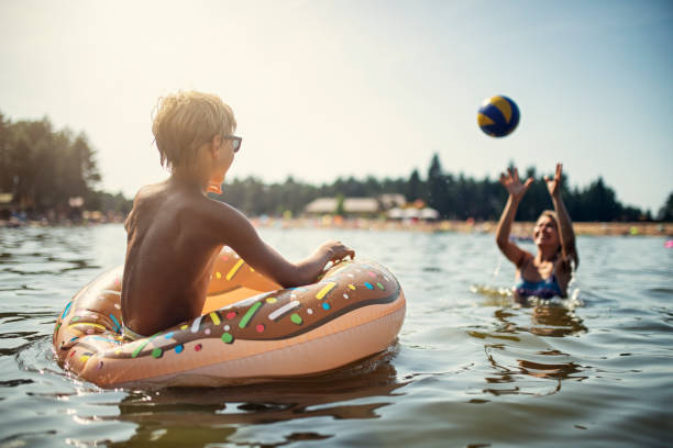 어머니 과 아들 즐기는 재생 에 호수 - child inflatable raft lake family 뉴스 사진 이미지