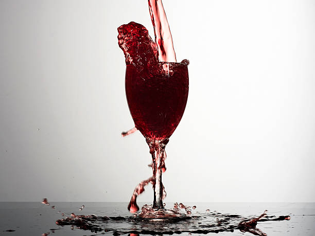 Rojo vino salpicaduras - foto de stock