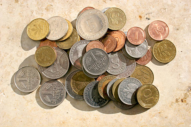 alte deutsche mark münzen - ehemalige deutsche währung stock-fotos und bilder