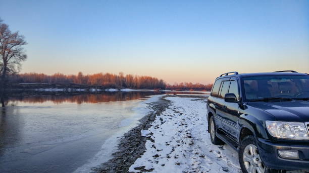 suv sul fiume tisa, transcarpathia, ucraina, 7 gennaio 2020 - weather vane foto e immagini stock