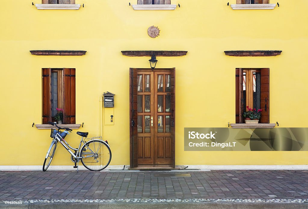 Dom wejście i bicykl - Zbiór zdjęć royalty-free (Architektura)