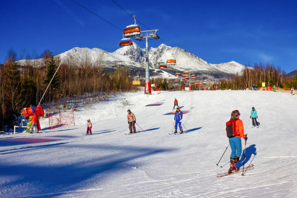 катание на лыжах в татранска ломница, популярный горнолыжный курорт в хай-татрас - people winter urban scene chair стоковые фото и изображения
