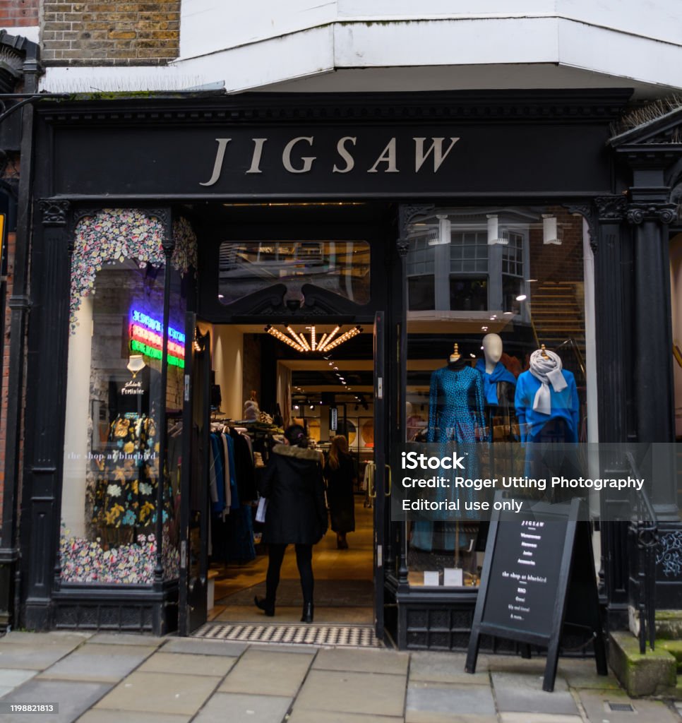 Mặt Tiền Của Cửa Hàng Quần Áo Jigsaw Trên Đường Cao Hình ảnh Sẵn ...
