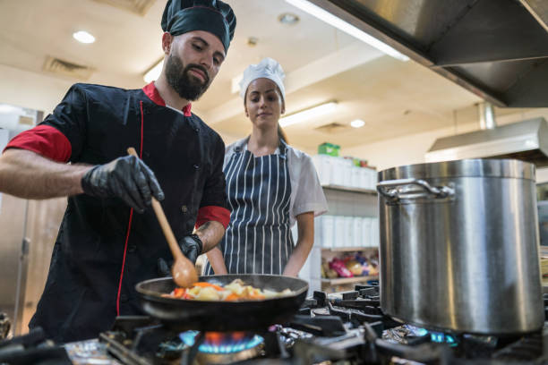 мужской шеф-повар приготовления овощей - hygiene food chef trainee стоковые фото и изображения