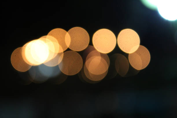 abstrakte bokeh hintergrund. weihnachten glitzernden hintergrund. abstrakte weihnachten hintergrund. verschwommener hintergrund mit bookeh. textur dunkle lichter warm bookeh. - bookeh stock-fotos und bilder