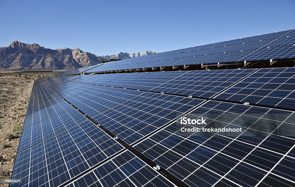 砂漠のアレイ - 太陽エネルギーのロイヤリティフリーストックフォト