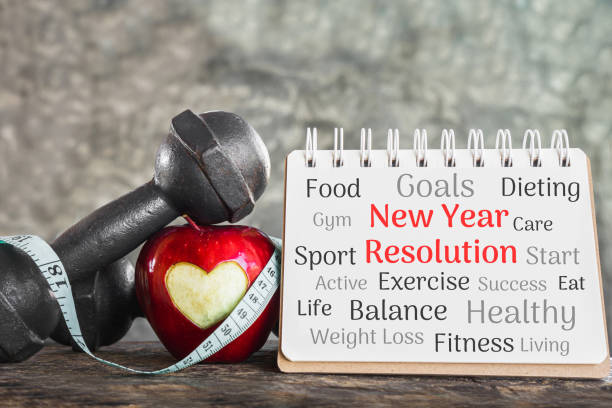 nuovi obiettivi per il concetto di sport con mela rossa,manubrio e lista di risoluzione sulla carta - dieting planning calendar event foto e immagini stock