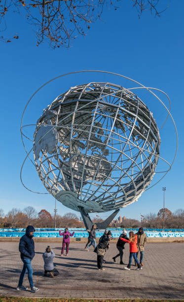 turistas tomando fotos frente al globo gigante - flushing fotografías e imágenes de stock