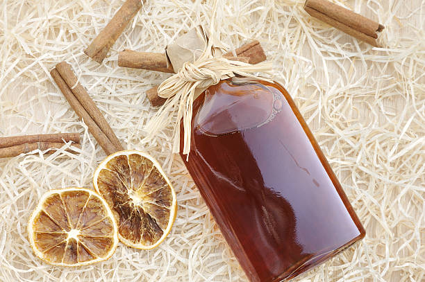 feito em casa licor com especiarias-still life - brandy bottle alcohol studio shot imagens e fotografias de stock