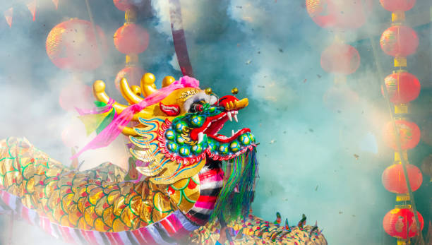 celebrações chinesas do ano novo em torno do mundo, dragão com fogos de artifício - chinese heritage - fotografias e filmes do acervo