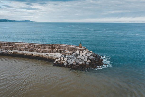 muros de bloques de hormigón y espigón en zumaia, - commercial dock pier reef rock fotografías e imágenes de stock