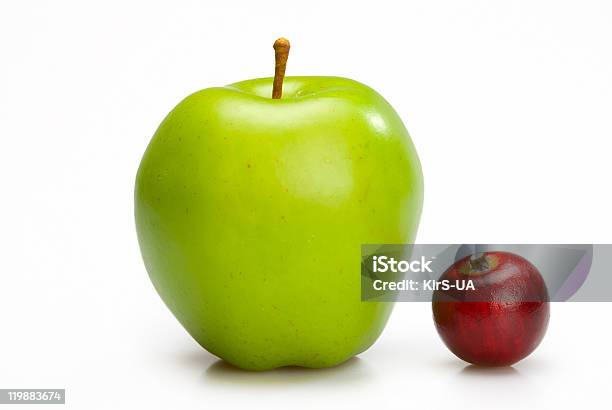 Große Und Kleine Äpfel Stockfoto und mehr Bilder von Apfel - Apfel, Bunt - Farbton, Dessert