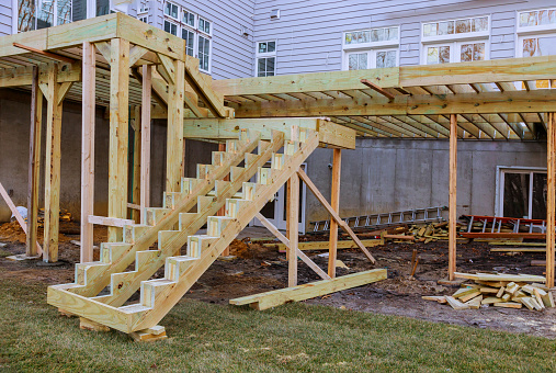 Instalación de tablas de cubierta con cubierta sobre el suelo, construcción de patio. photo