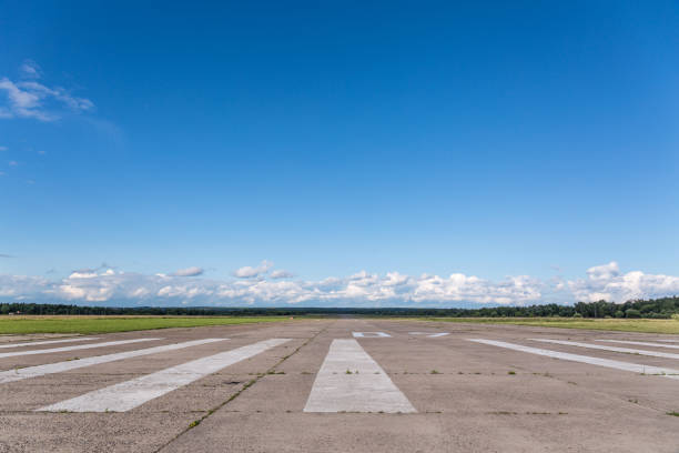 푸른 하늘을 배경으로 한 시골 의 작은 비행장의 활주로 - runway airport airfield asphalt 뉴스 사진 이미지