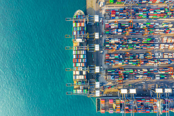 container cargo frachtschiff terminal in hong kong - cargo compartment stock-fotos und bilder