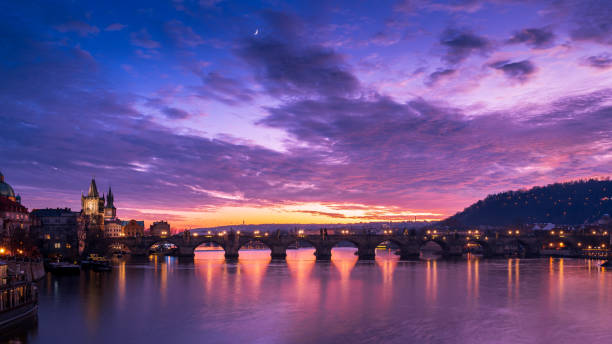 karlsbrücke bei dramatischem sonnenuntergang. prag tschechische republik - charles bridge stock-fotos und bilder