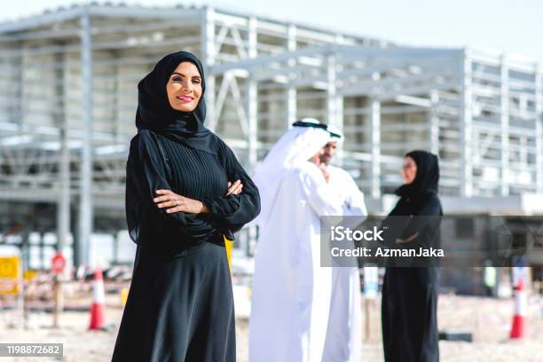 Abu Dhabi Female Construction Professional And Colleagues Stock Photo - Download Image Now
