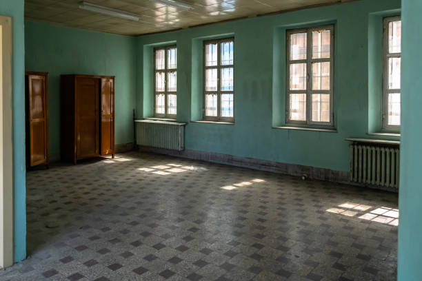 chambre effrayante avec table et réflexions - la folie douce photos et images de collection