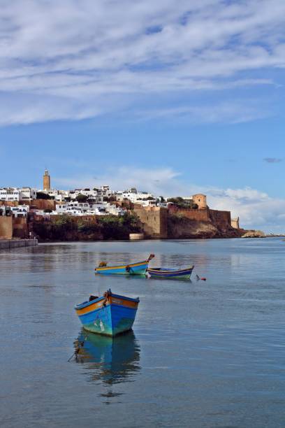 kasbah z udayas (również napisane "oudaias" lub "oudayas") w rabacie, maroko. - rowboat fishing africa fishing industry zdjęcia i obrazy z banku zdjęć