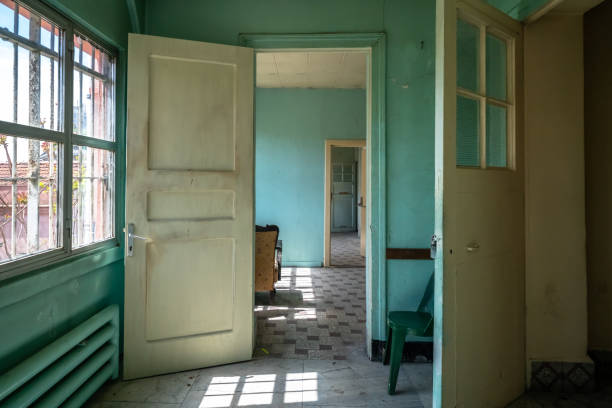 chambre effrayante avec table et réflexions - la folie douce photos et images de collection