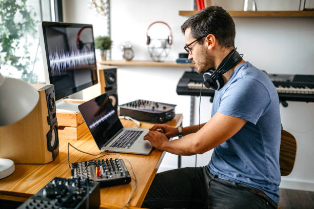 mann nimmt neue musik auf soundmixer im heimischen studio auf - toningenieur stock-fotos und bilder