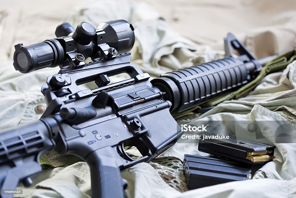 Close-up di AR - 15 fucile e riviste con cartucce - Foto stock royalty-free di Mitragliatrice