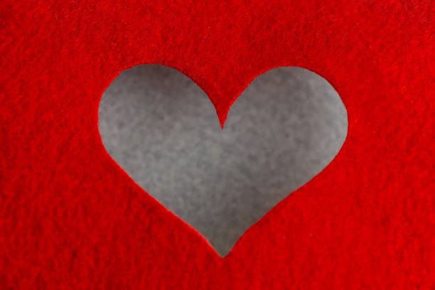 felt background conceito de design para o dia dos namorados. coração decorativo do feltro vermelho. vista de cima - 3879 - fotografias e filmes do acervo