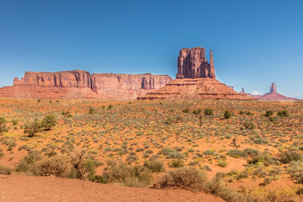 памятники долины монументов - national park tribal стоковые фото и изображения