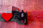 schlechte-liebe-hintergrund-rotes-herz-und-pistole-auf-einem-holzhintergrund.jpg?b=1&s=170x170&k=20&c=tTWBQ0jTnn2zH5PdHi8yrKCWBcLyJ0H2n4b-jBamDqs=