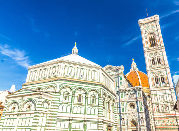 florence duomo, cattedrale di santa maria del fiore, basilica of saint mary of the flower cathedral with bell tower, battistero di san giovanni in sunny day with clear blue sky, tuscany, italy - giovanni boccaccio imagens e fotografias de stock