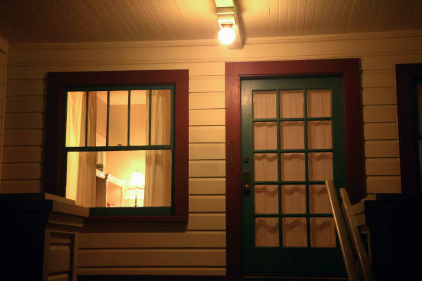 entrada frontal en la noche de casa de un siglo pasado - porch light fotografías e imágenes de stock