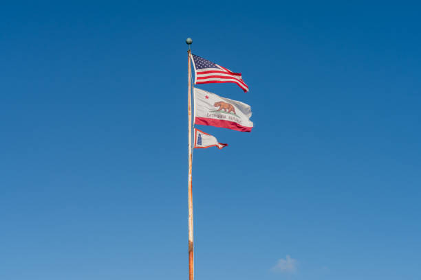 세 개의 깃발을 가진 오래된 녹슨 깃발 기둥의 보기 - pole flag rope metal 뉴스 사진 이미지