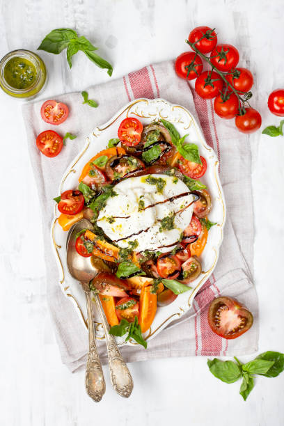 queso burrata de búfalo con tomates crudos frescos y albahaca - caprese salad salad restaurant vinegar fotografías e imágenes de stock