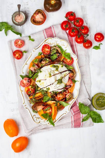 queso burrata de búfalo con tomates crudos frescos y albahaca - caprese salad salad restaurant vinegar fotografías e imágenes de stock