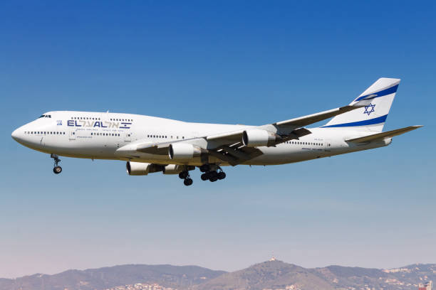 el al boeing 767 flugzeug am flughafen barcelona - boeing 747 fotos stock-fotos und bilder