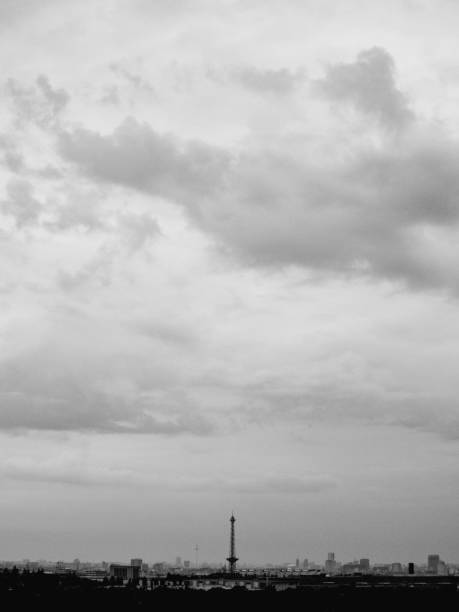 вид из драхенберга, берлин - berlin germany overcast dramatic sky skyline стоковые фото и изображения
