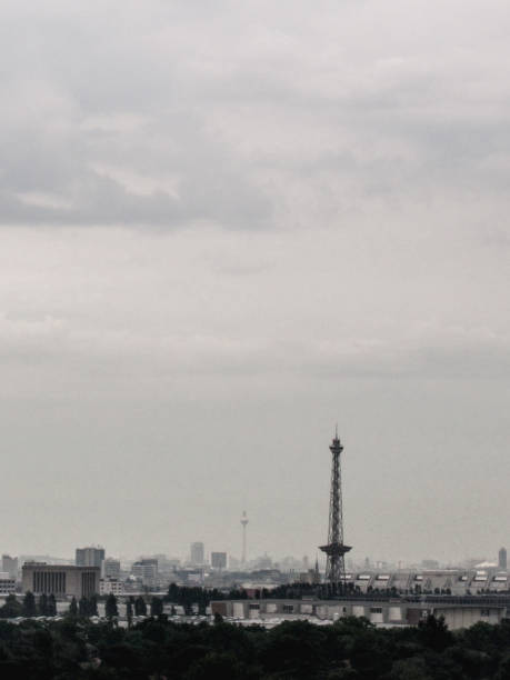 вид из драхенберга, берлин - berlin germany overcast dramatic sky skyline стоковые фото и изображения