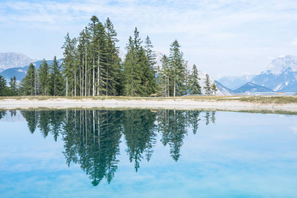 widok na krajobraz jeziora górskiego - spring wetterstein mountains water river zdjęcia i obrazy z banku zdjęć